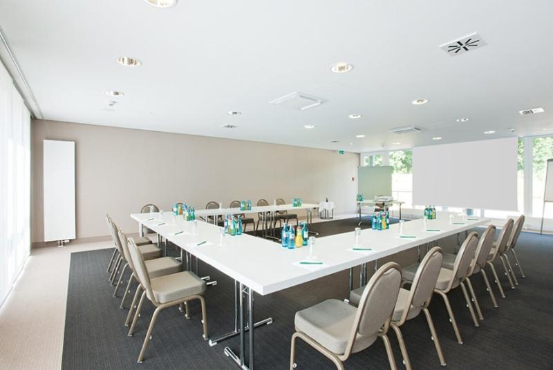 ホテル Ramada By Wyndham Duesseldorf ラーティンゲン エクステリア 写真