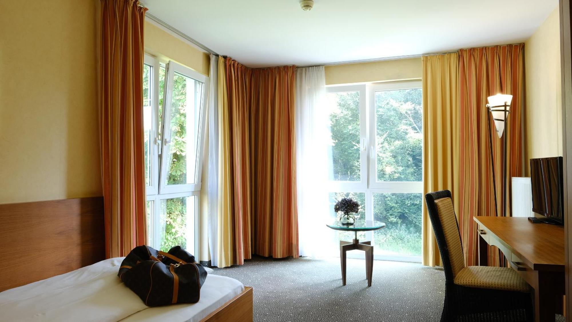 ホテル Ramada By Wyndham Duesseldorf ラーティンゲン エクステリア 写真