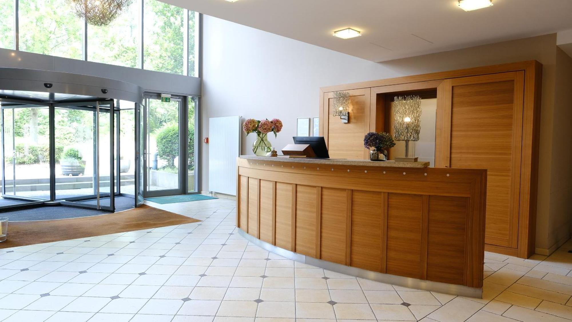 ホテル Ramada By Wyndham Duesseldorf ラーティンゲン エクステリア 写真