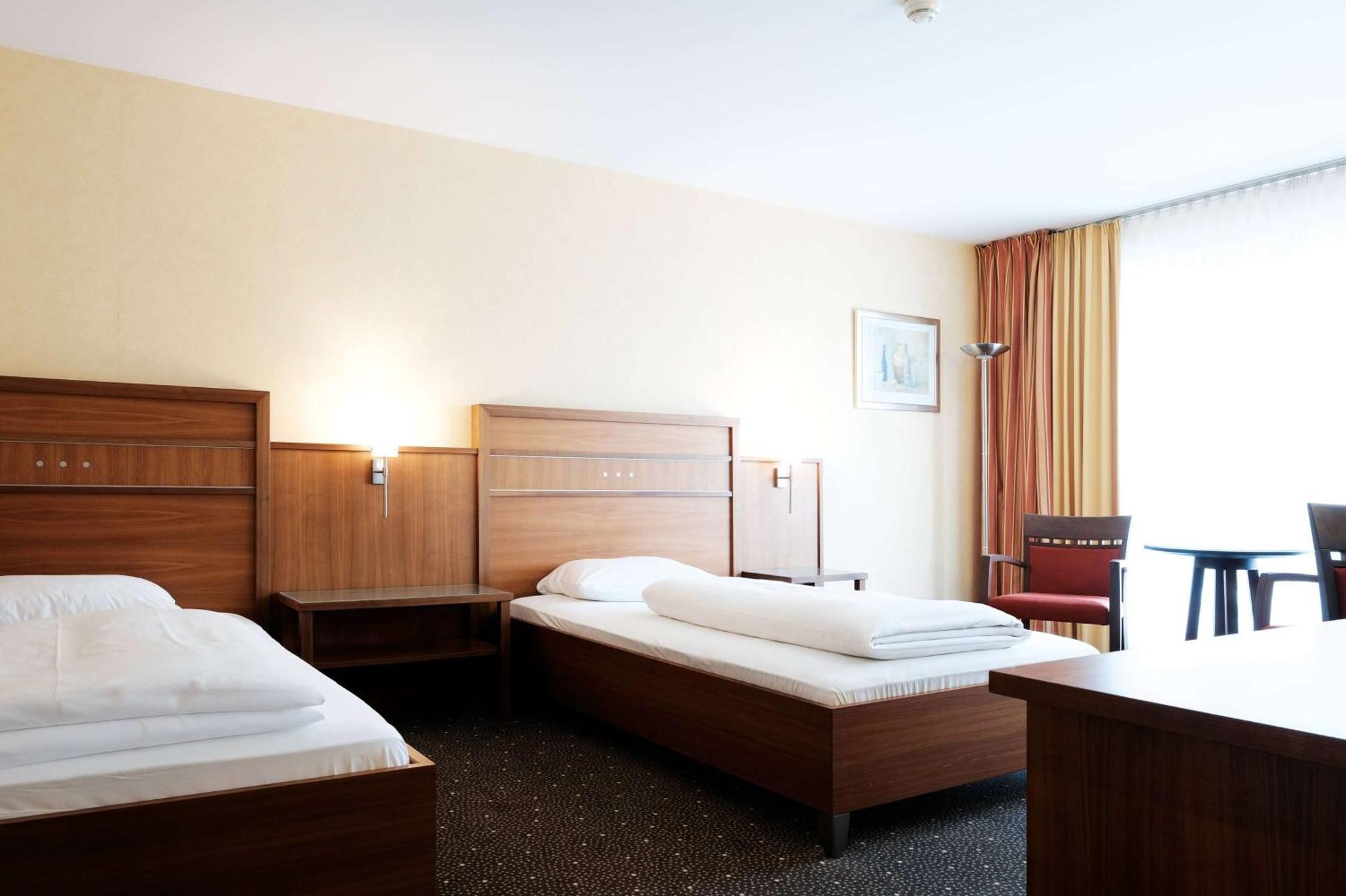 ホテル Ramada By Wyndham Duesseldorf ラーティンゲン エクステリア 写真