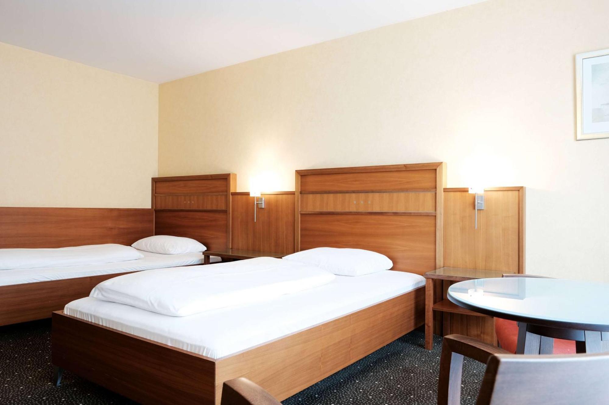 ホテル Ramada By Wyndham Duesseldorf ラーティンゲン エクステリア 写真