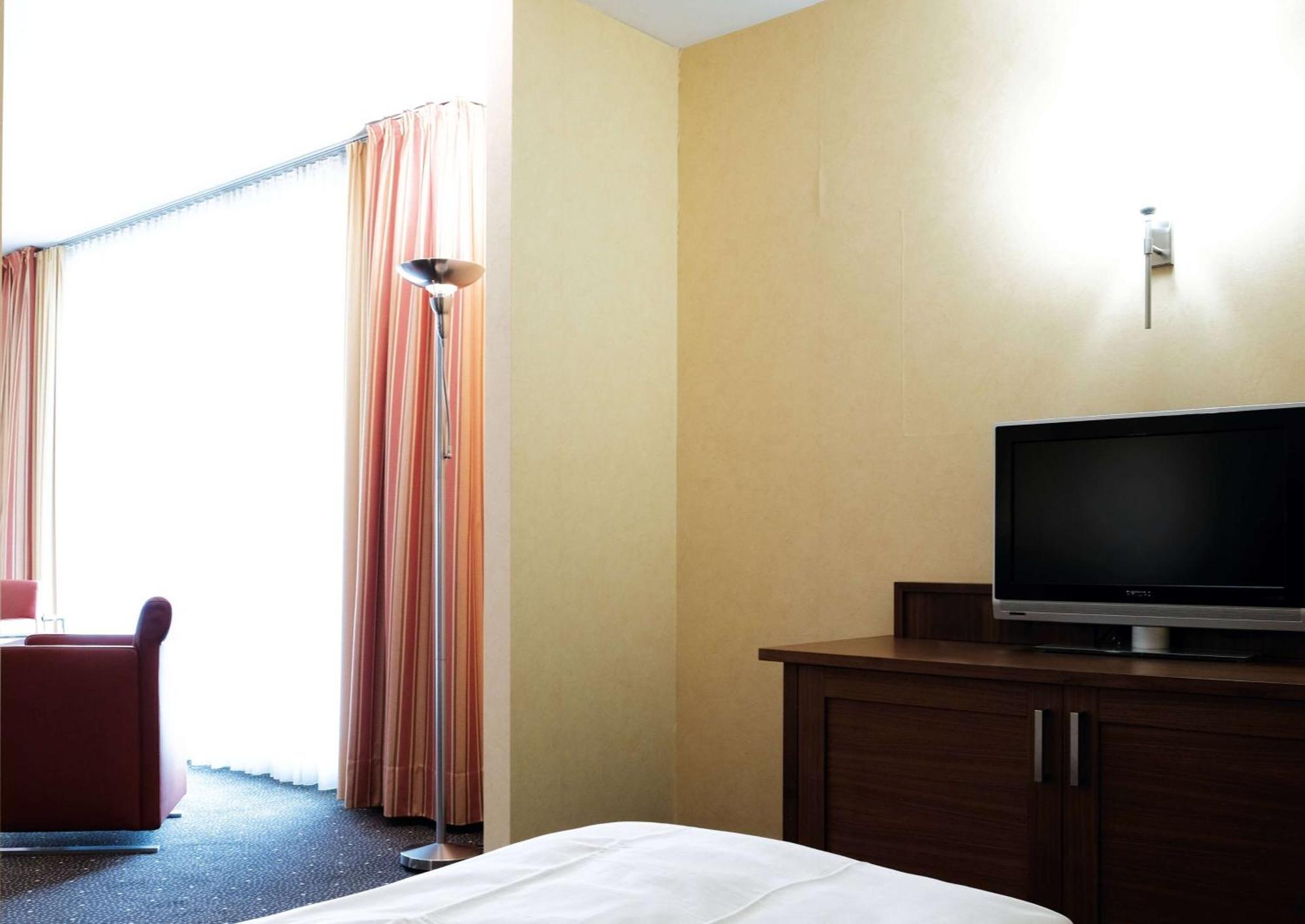 ホテル Ramada By Wyndham Duesseldorf ラーティンゲン エクステリア 写真
