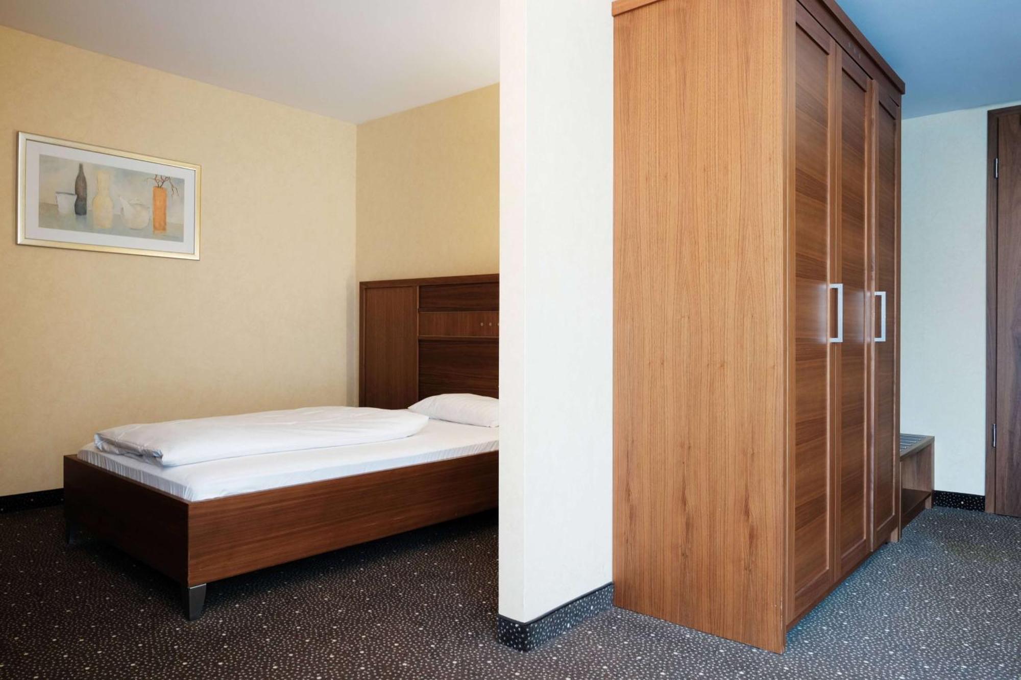 ホテル Ramada By Wyndham Duesseldorf ラーティンゲン エクステリア 写真