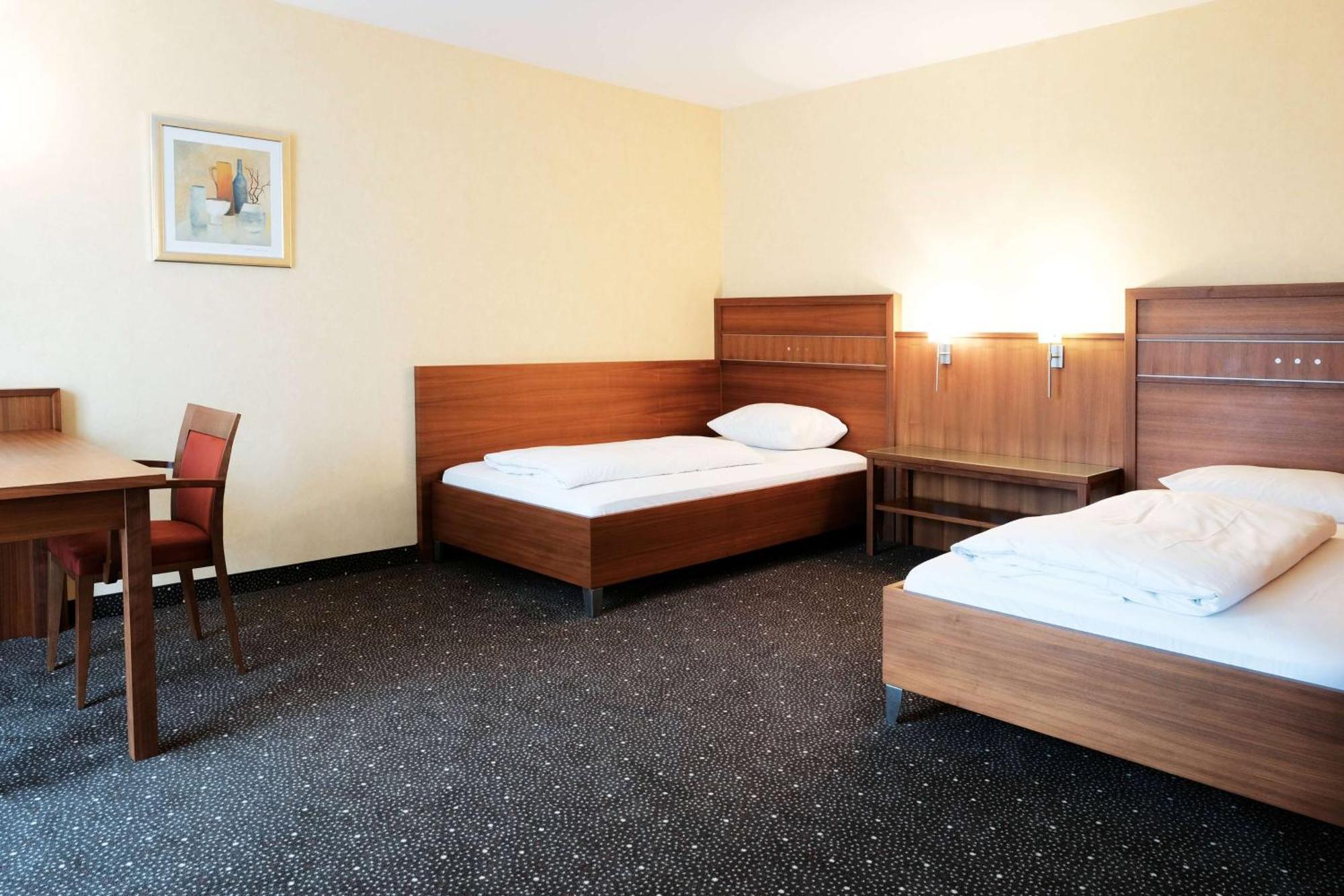 ホテル Ramada By Wyndham Duesseldorf ラーティンゲン エクステリア 写真