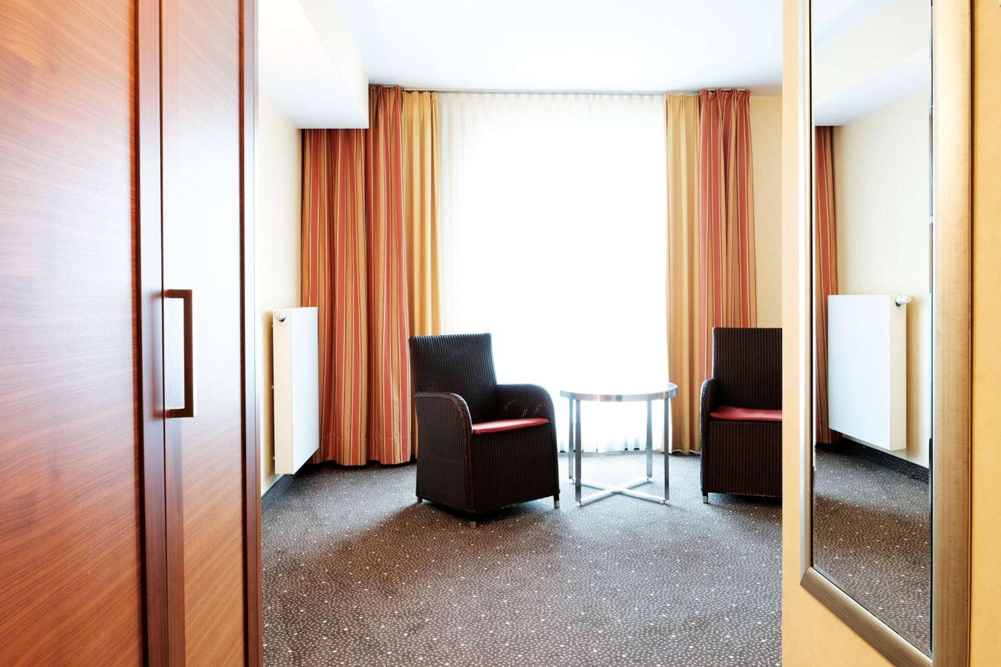 ホテル Ramada By Wyndham Duesseldorf ラーティンゲン エクステリア 写真