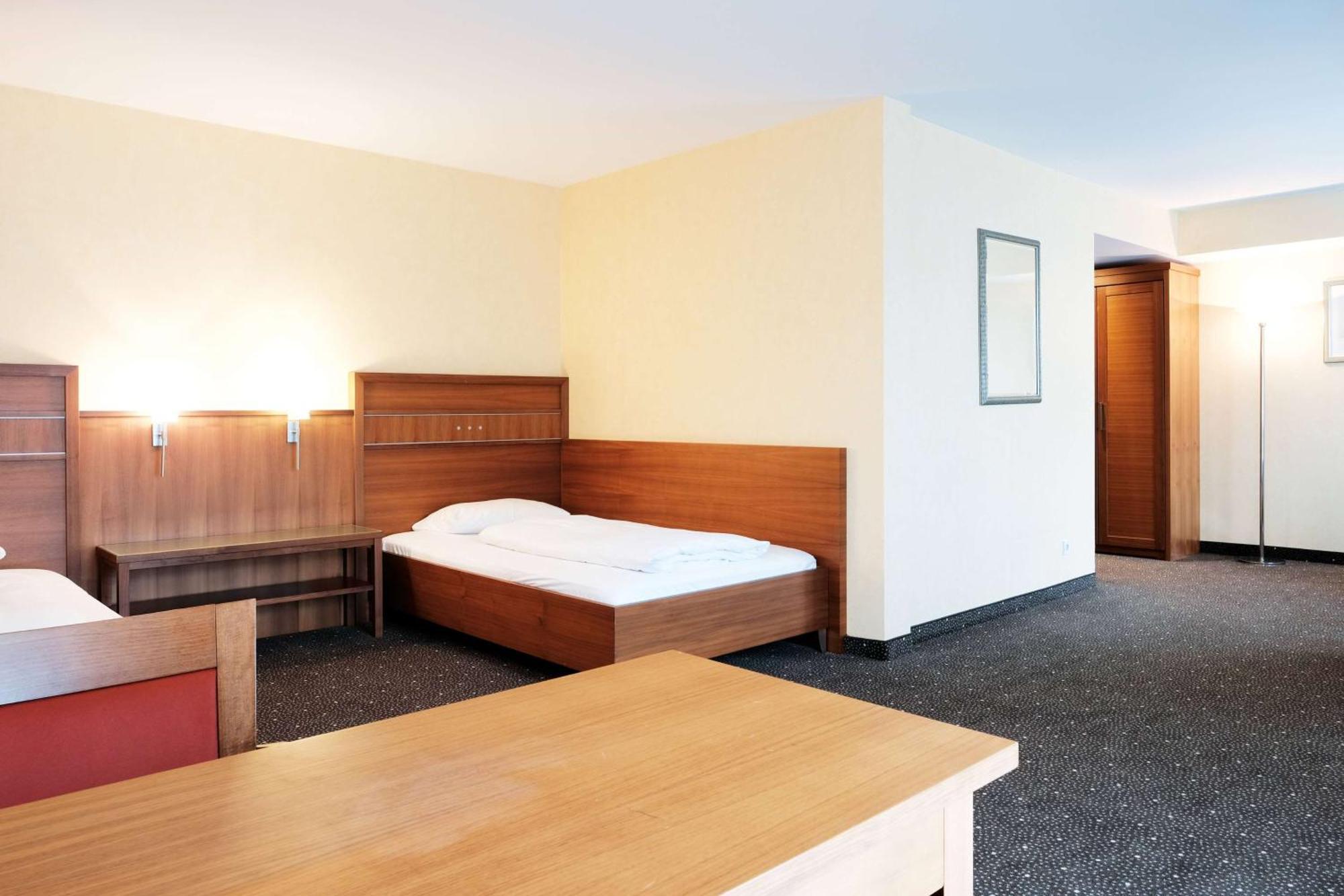 ホテル Ramada By Wyndham Duesseldorf ラーティンゲン エクステリア 写真