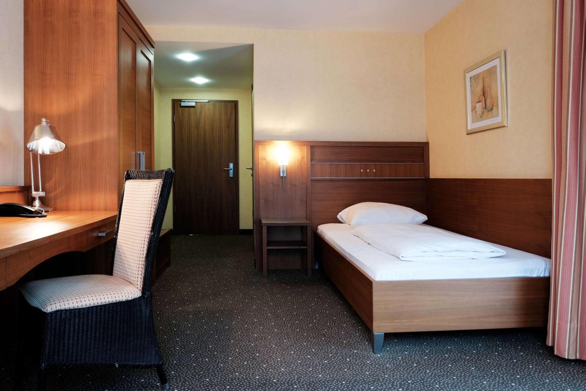 ホテル Ramada By Wyndham Duesseldorf ラーティンゲン エクステリア 写真