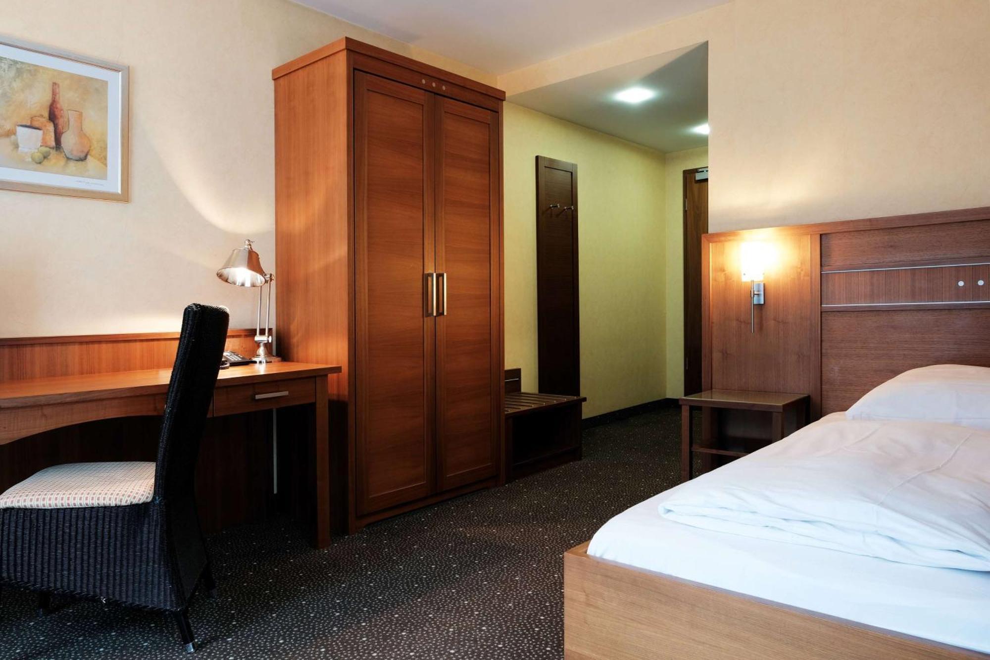 ホテル Ramada By Wyndham Duesseldorf ラーティンゲン エクステリア 写真