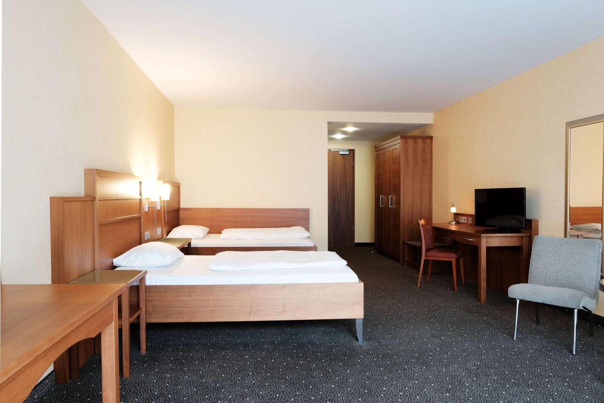 ホテル Ramada By Wyndham Duesseldorf ラーティンゲン エクステリア 写真
