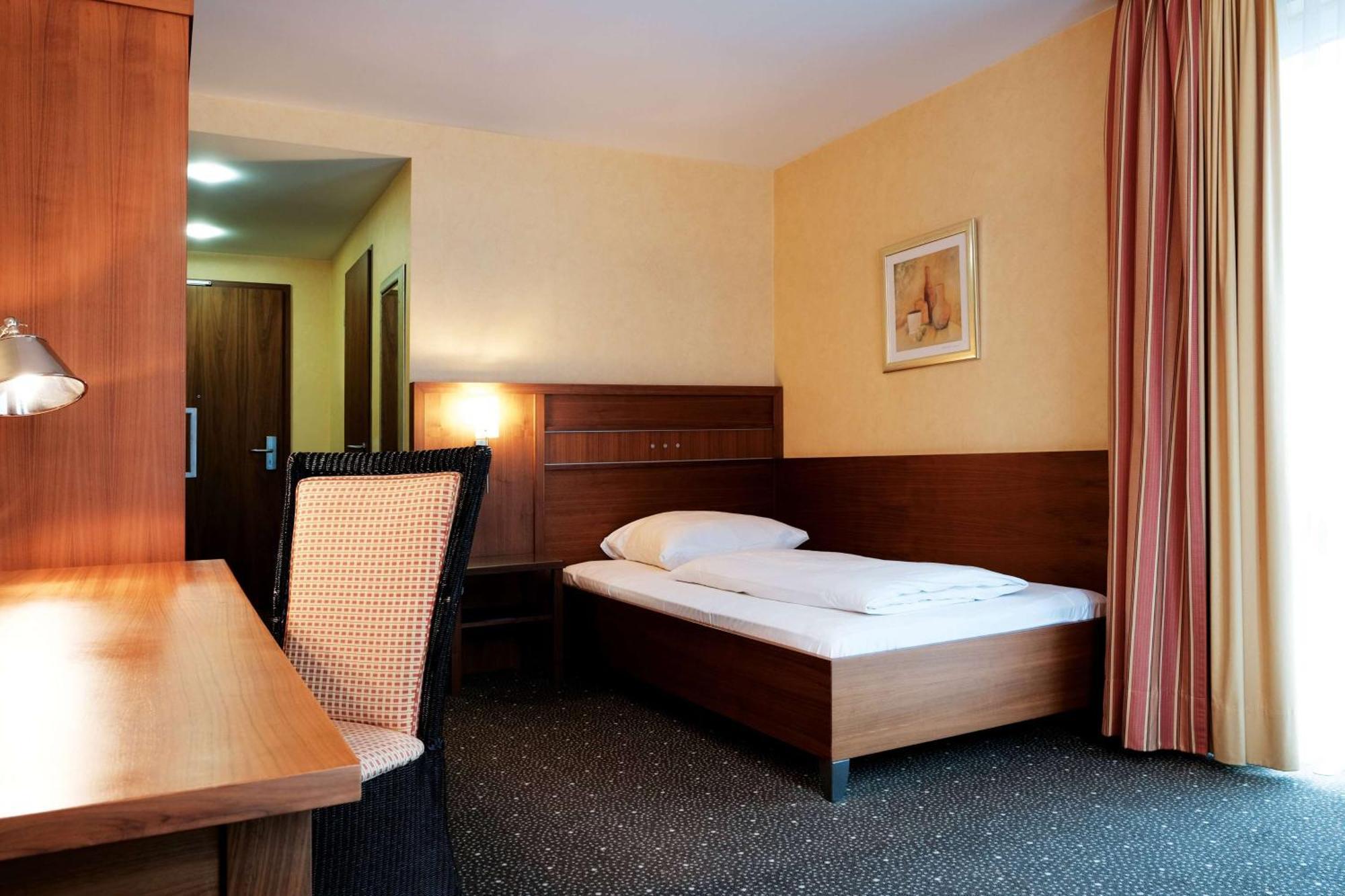 ホテル Ramada By Wyndham Duesseldorf ラーティンゲン エクステリア 写真