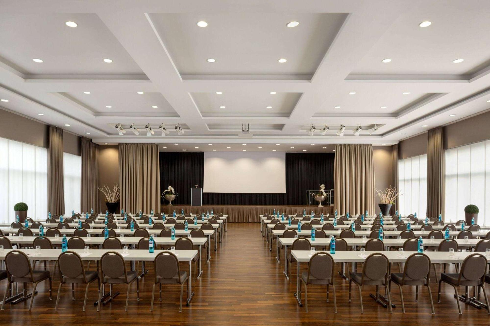 ホテル Ramada By Wyndham Duesseldorf ラーティンゲン エクステリア 写真