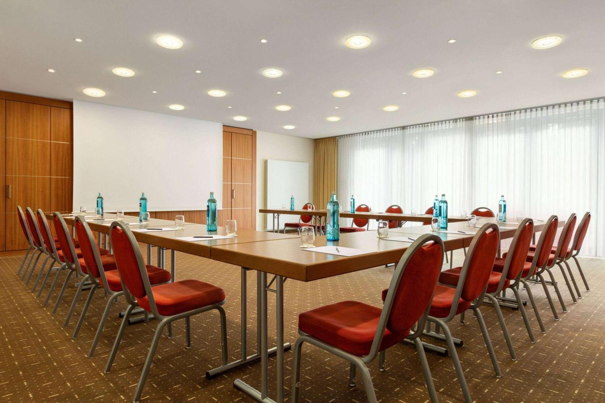 ホテル Ramada By Wyndham Duesseldorf ラーティンゲン エクステリア 写真
