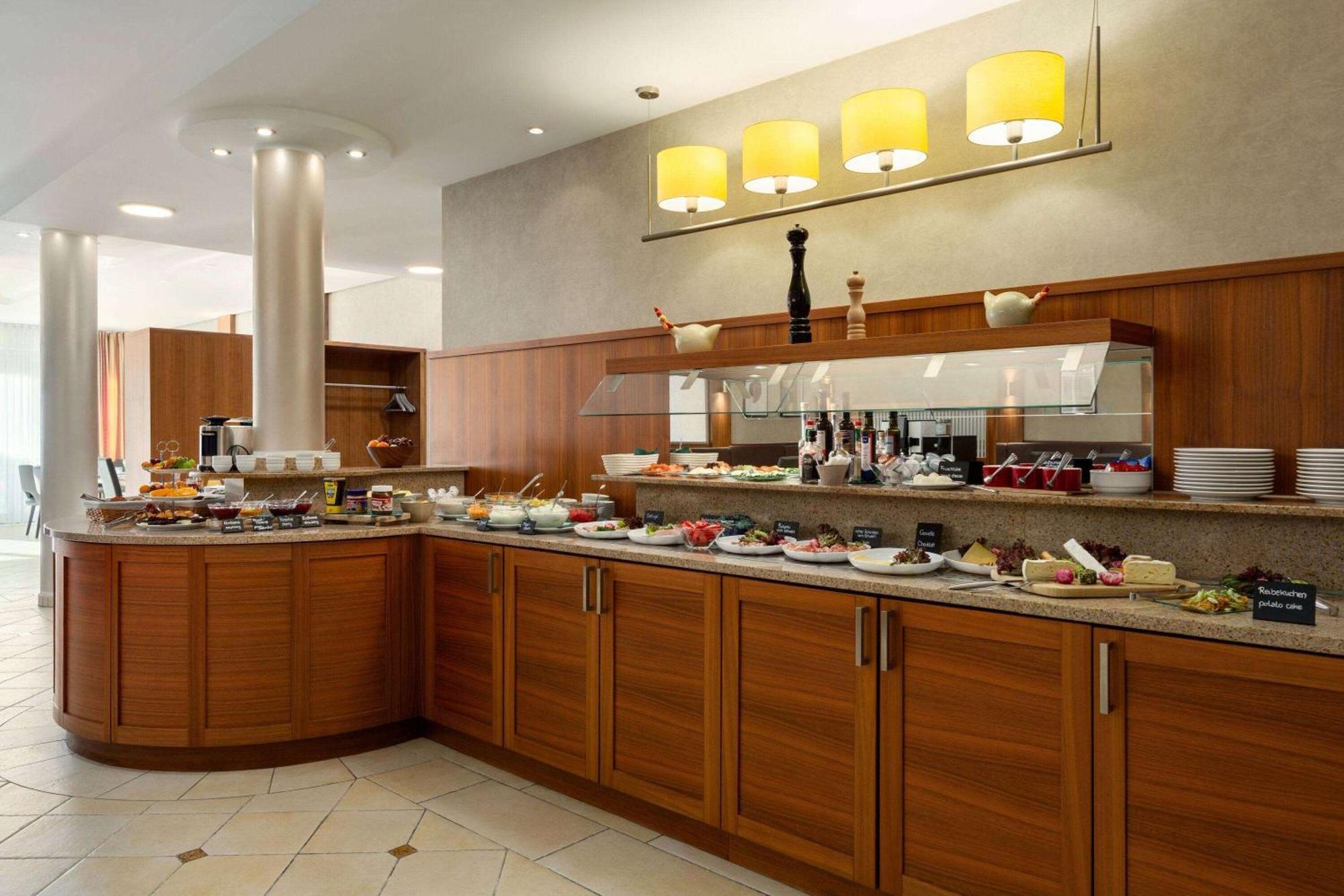 ホテル Ramada By Wyndham Duesseldorf ラーティンゲン エクステリア 写真