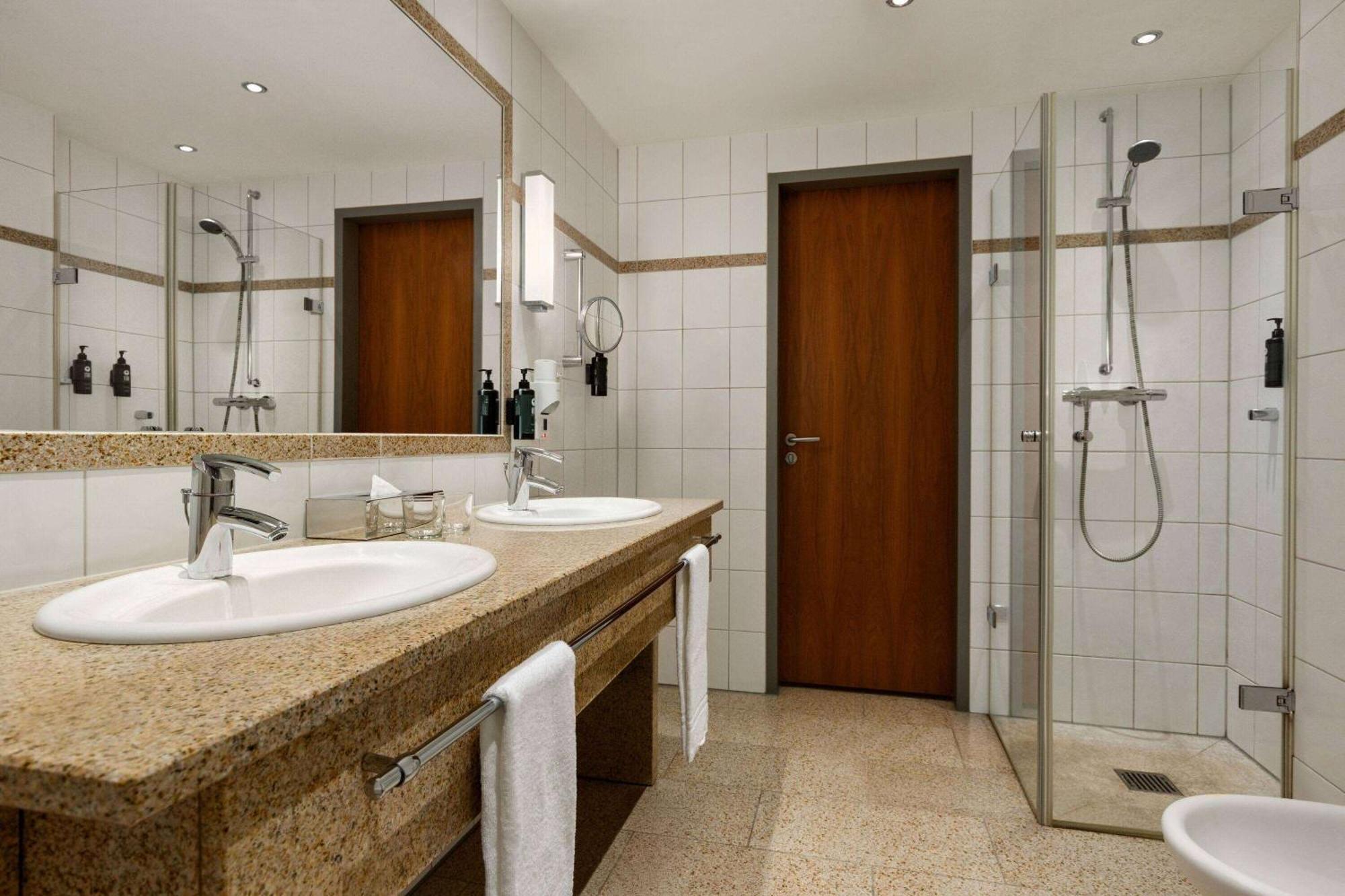 ホテル Ramada By Wyndham Duesseldorf ラーティンゲン エクステリア 写真