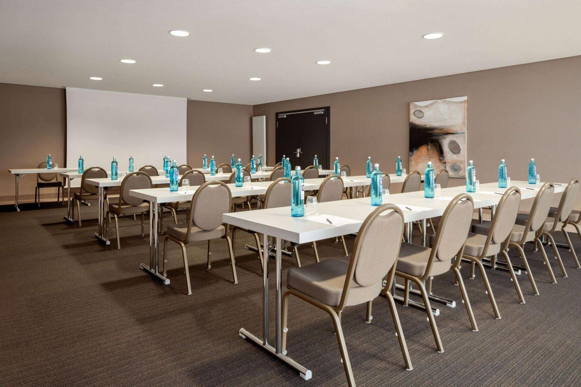 ホテル Ramada By Wyndham Duesseldorf ラーティンゲン エクステリア 写真