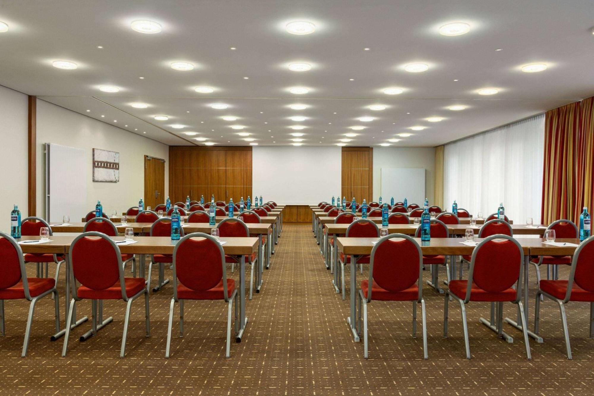 ホテル Ramada By Wyndham Duesseldorf ラーティンゲン エクステリア 写真