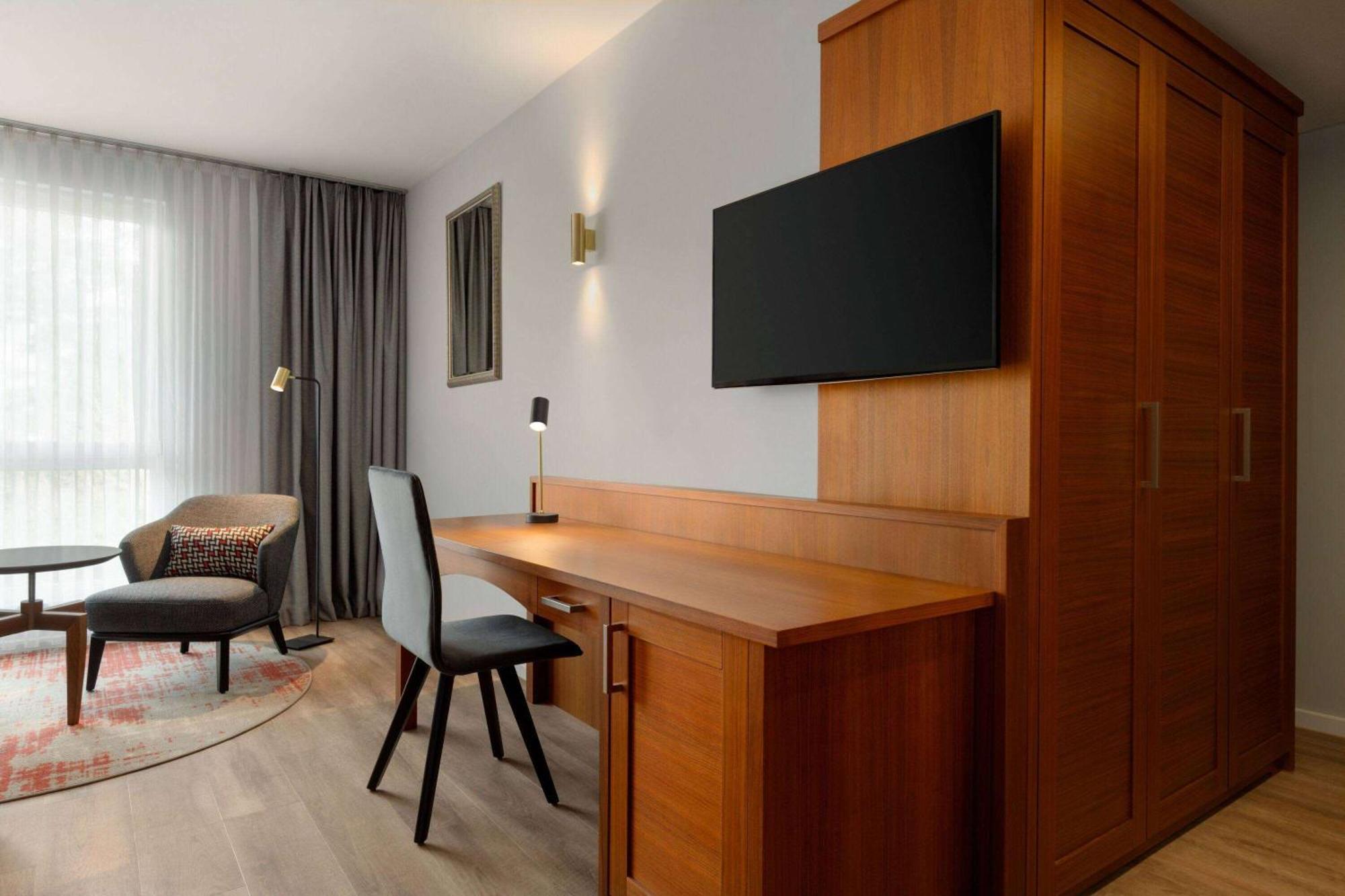 ホテル Ramada By Wyndham Duesseldorf ラーティンゲン エクステリア 写真