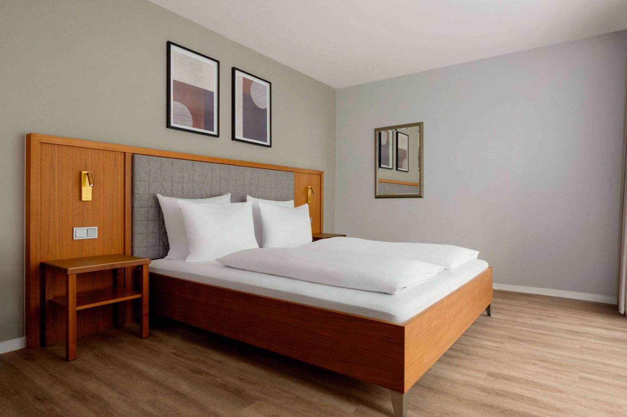 ホテル Ramada By Wyndham Duesseldorf ラーティンゲン エクステリア 写真