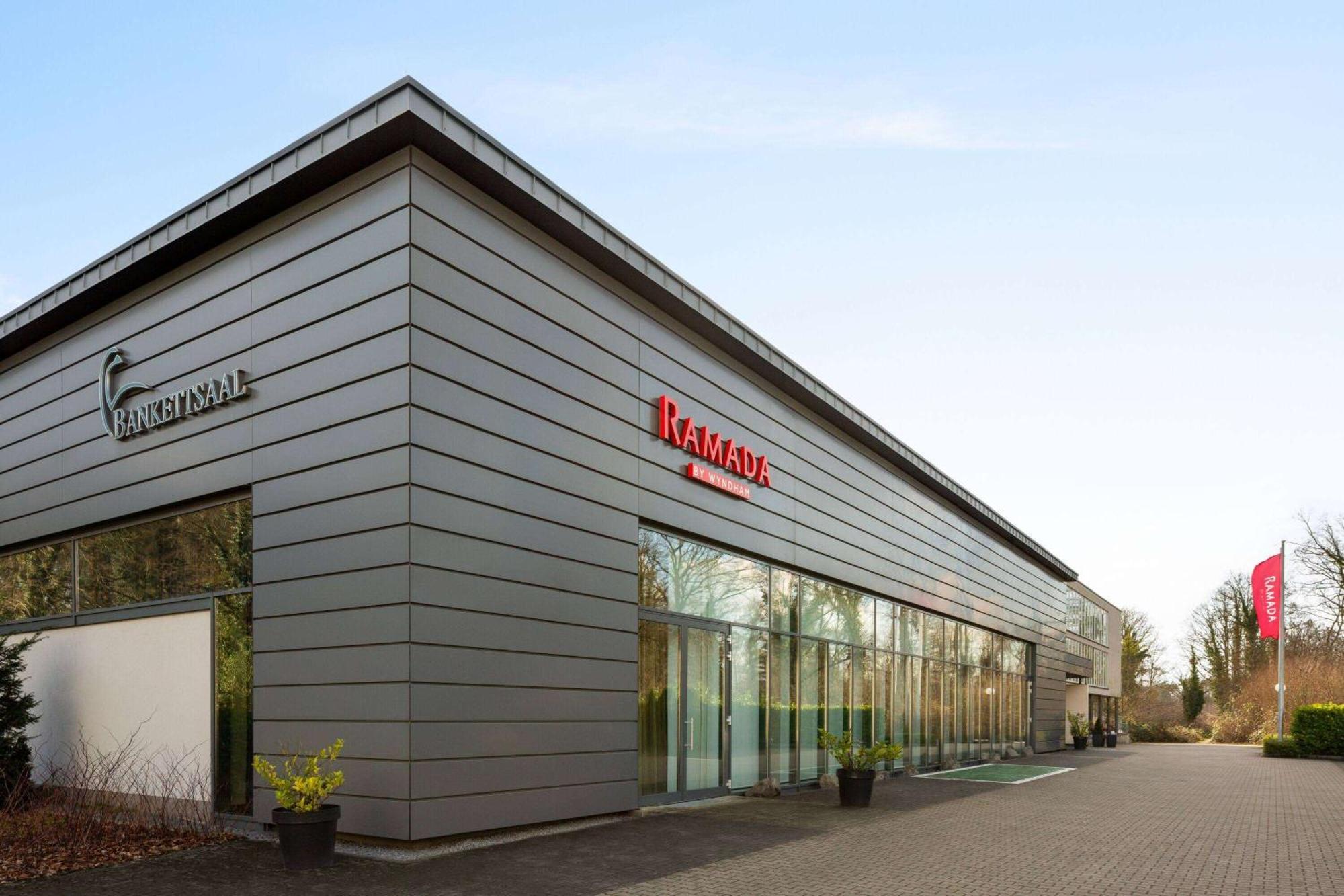 ホテル Ramada By Wyndham Duesseldorf ラーティンゲン エクステリア 写真
