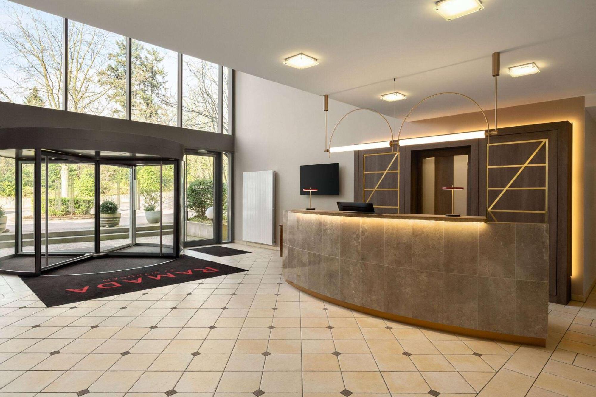 ホテル Ramada By Wyndham Duesseldorf ラーティンゲン エクステリア 写真