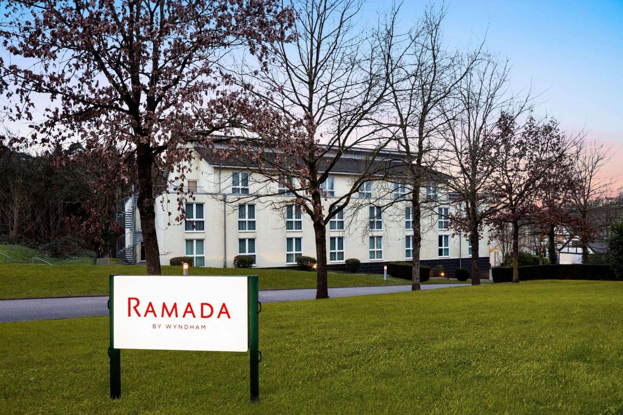 ホテル Ramada By Wyndham Duesseldorf ラーティンゲン エクステリア 写真